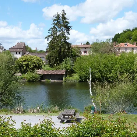 Lumineuse Maison: Nature View Retreat near Lake Saint-Pardoux  Exterior photo